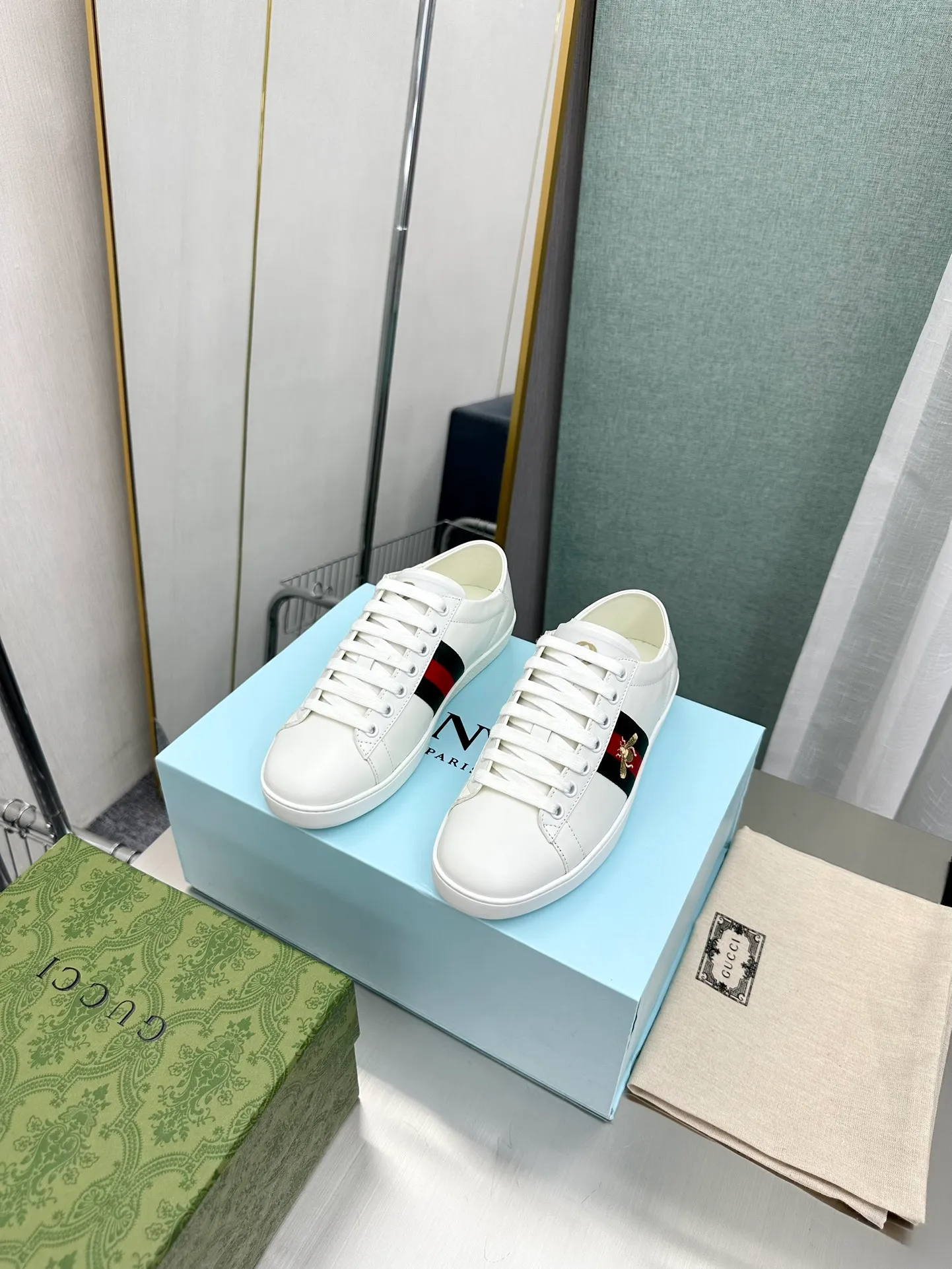 👟👟Ex-factory price 540👟👟 Men's size +10 Top version: Gucci G family classic Ace series Embroidery Little Bee White Shoes Couple Style Ribbon Love Casual Sports Shoes Sneakers Original Purchase Development Production This brand's classic low-top sports shoes interweave golden embroidered bees with red and green webbing. The bee is a classic element of the brand. It appeared in the Gucci ready-to-wear series in the 1970s. Exquisite packaging at the delivery counter🛍📦 ▪️Fabrics: Original custom imported first-layer cowhide ▪️Foots: Original custom cowhide lining ▪️Sole: Original open-molded rubber non-slip material ▪️Sole thickness: 2.5CM ▪️Size: Women's 34-41 (customized 34/41) ▪️Size: Men's 38-46 (38/46 customized)